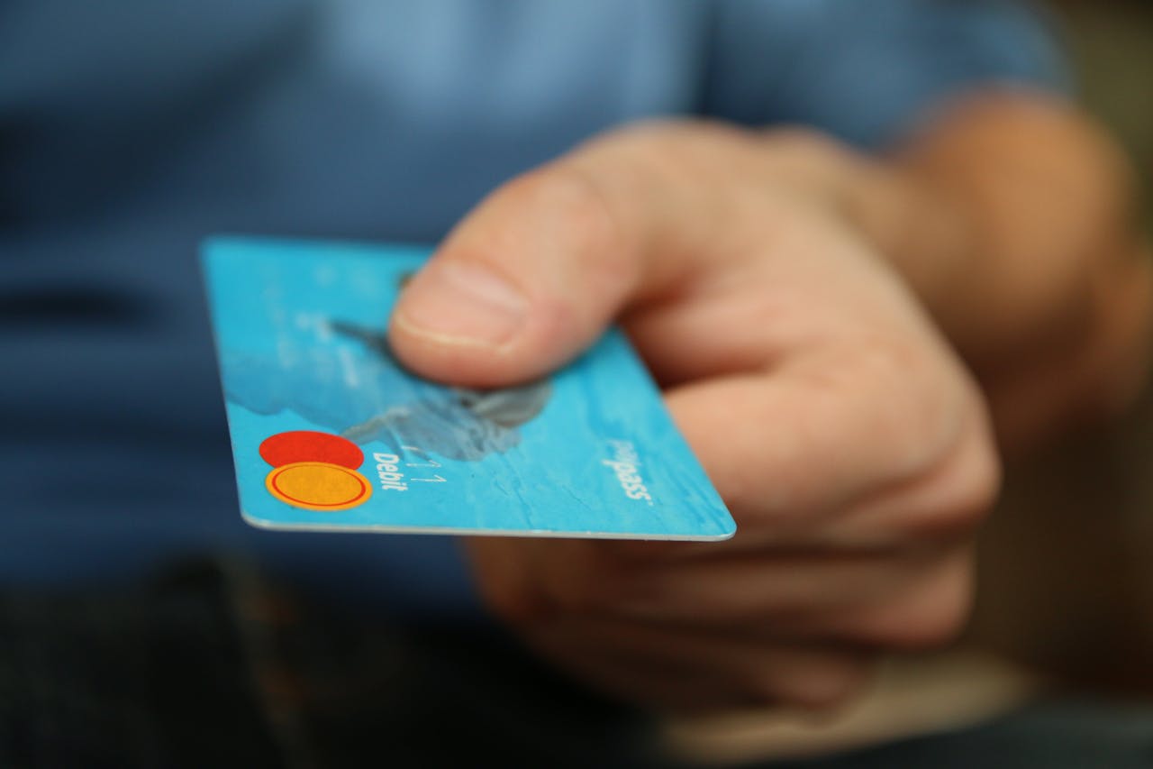 hur mycket pengar kan man sätta in på banken utan frågor